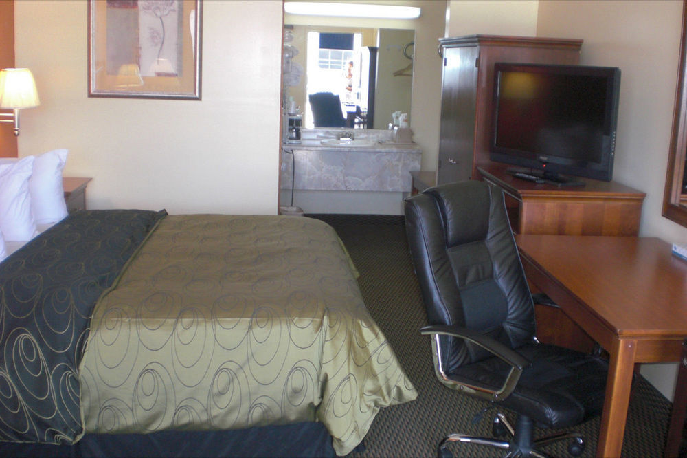 Budget Host Inn - Baxley Room photo